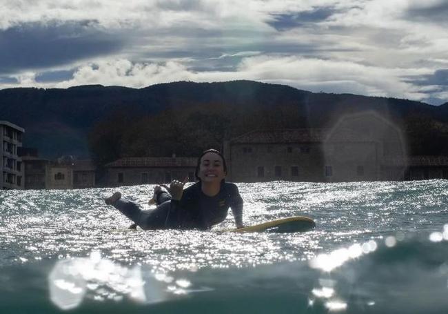 Aitana hace surf en Zarautz.