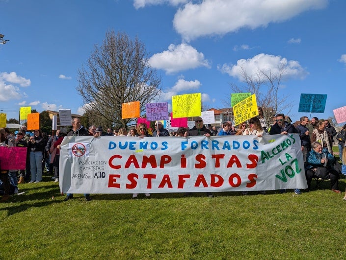 Protesta de los campistas afectados en Ajo.