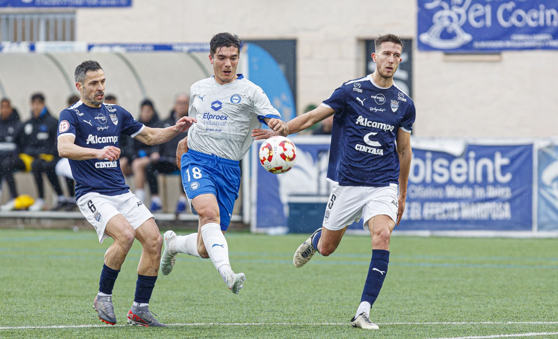 Diego Morcillo lucha por un balón frente a dos defensores del Utebo.
