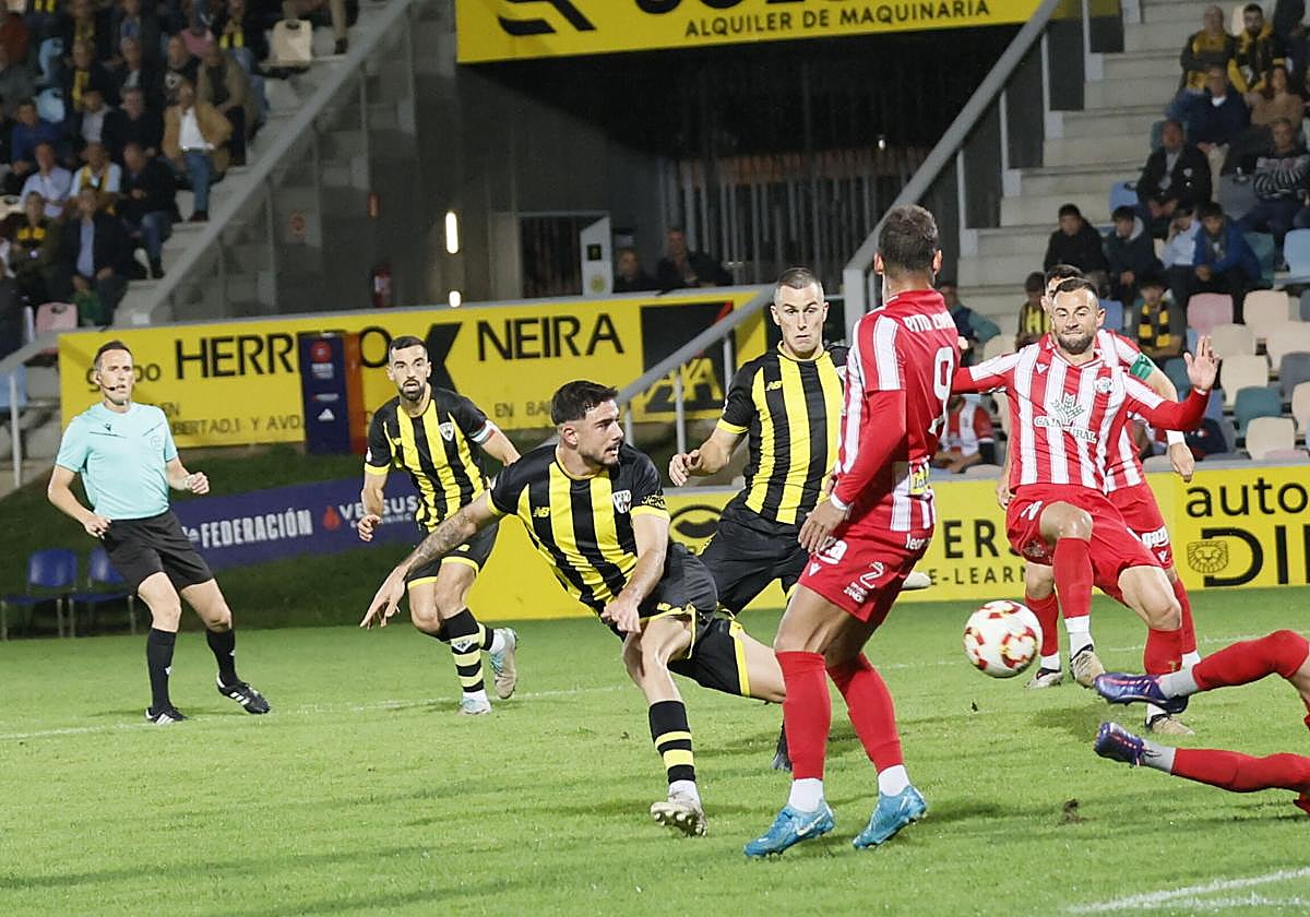 Imagen de archivo del duelo de la primera vuelta en Lasesarre.