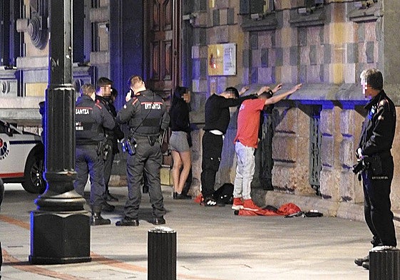 Ertzainas realizan un cacheo preventivo de armas blancas en Bilbao, en una imagen de archivo.
