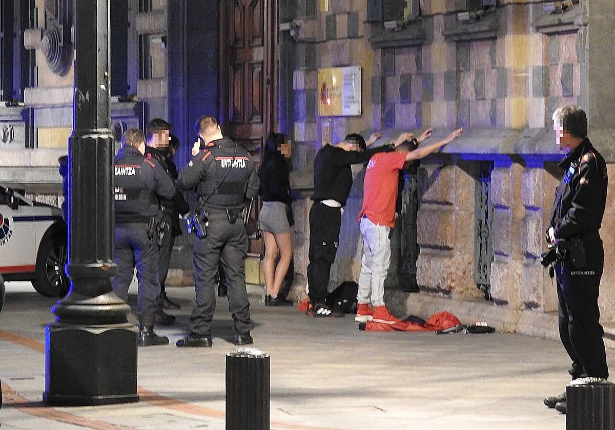 Ertzainas realizan un cacheo preventivo de armas blancas en Bilbao, en una imagen de archivo.