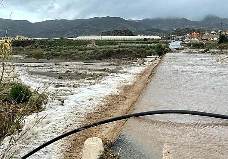 Estado de la rambla de Ramonete, este domingo, tras una gran subida de caudal.