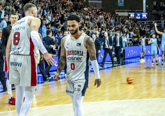 Sedekerskis tiende la mano a un Howard cabizbajo al final del partido