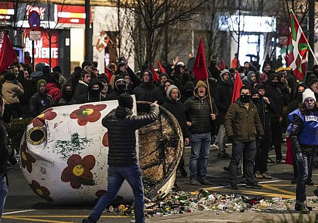 Se ha volcado un contenedor de vidrio frente al Palacio Europa.
