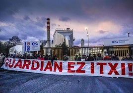 Trabajadores de Guardian Llodio, durante las protestas por el apagado del horno