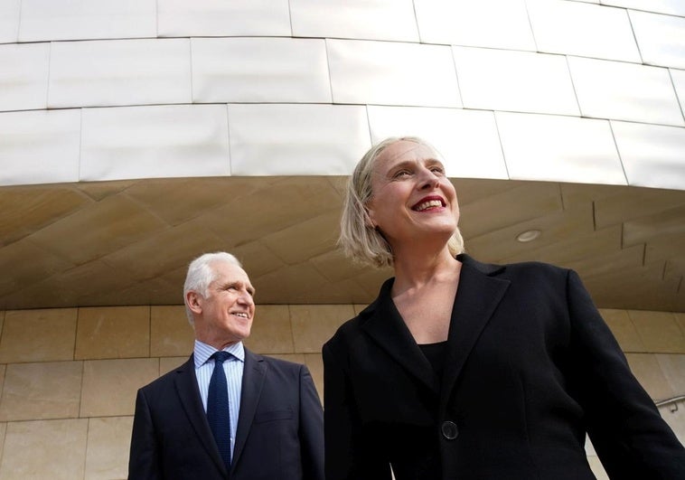 Miren Arzalluz y Juan Ignacio Vidarte, delante del Guggenheim.