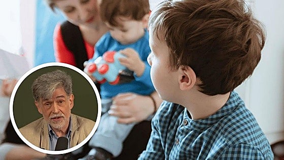 El pediatra Carlos González sobre los celos entre hermanos: «Se dan cuenta de que no les hacemos caso»