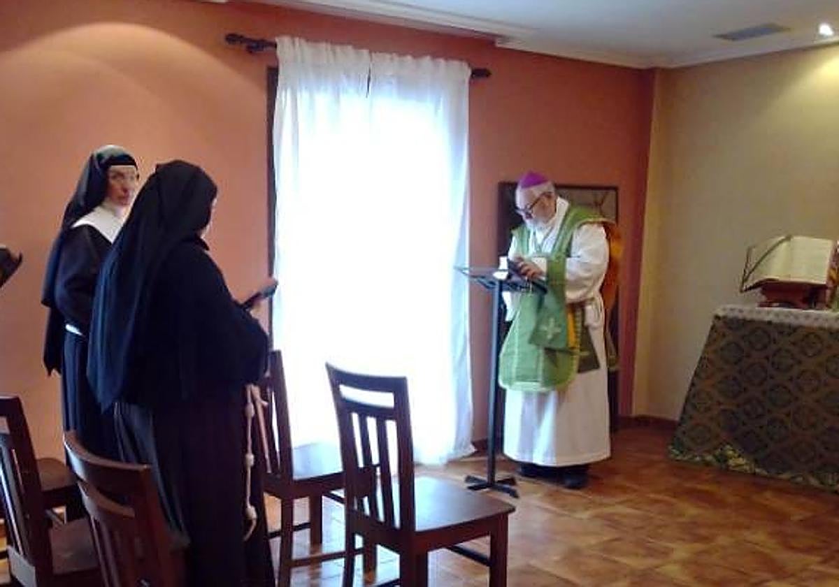 Dos de las monjas, en una liturgia celebrada en el restaurante que han abierto en Asturias.
