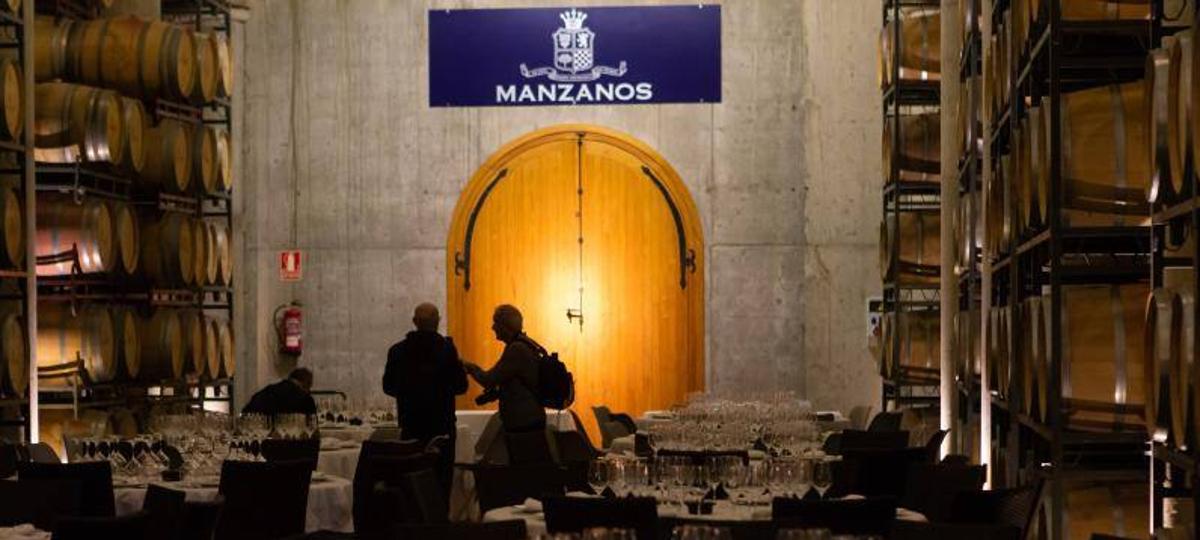 Nave de barricas de Bodegas Manzanos, comprada por el empresario Michel Boutin.