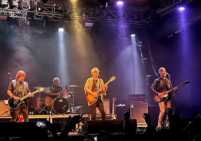Pablo 'Sarcófago' Cano (guitarra), Rubén 'Roy' Quiroga (batería), Juanse (voz y guitarra) y Pablo 'Maldito' Memi (bajo).