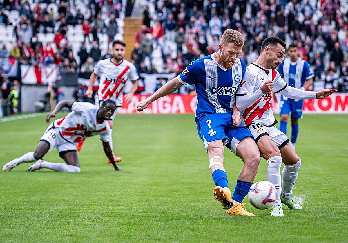 Carlos Vicente es empujado por Álvaro García en el partido de ida en Vallecas.