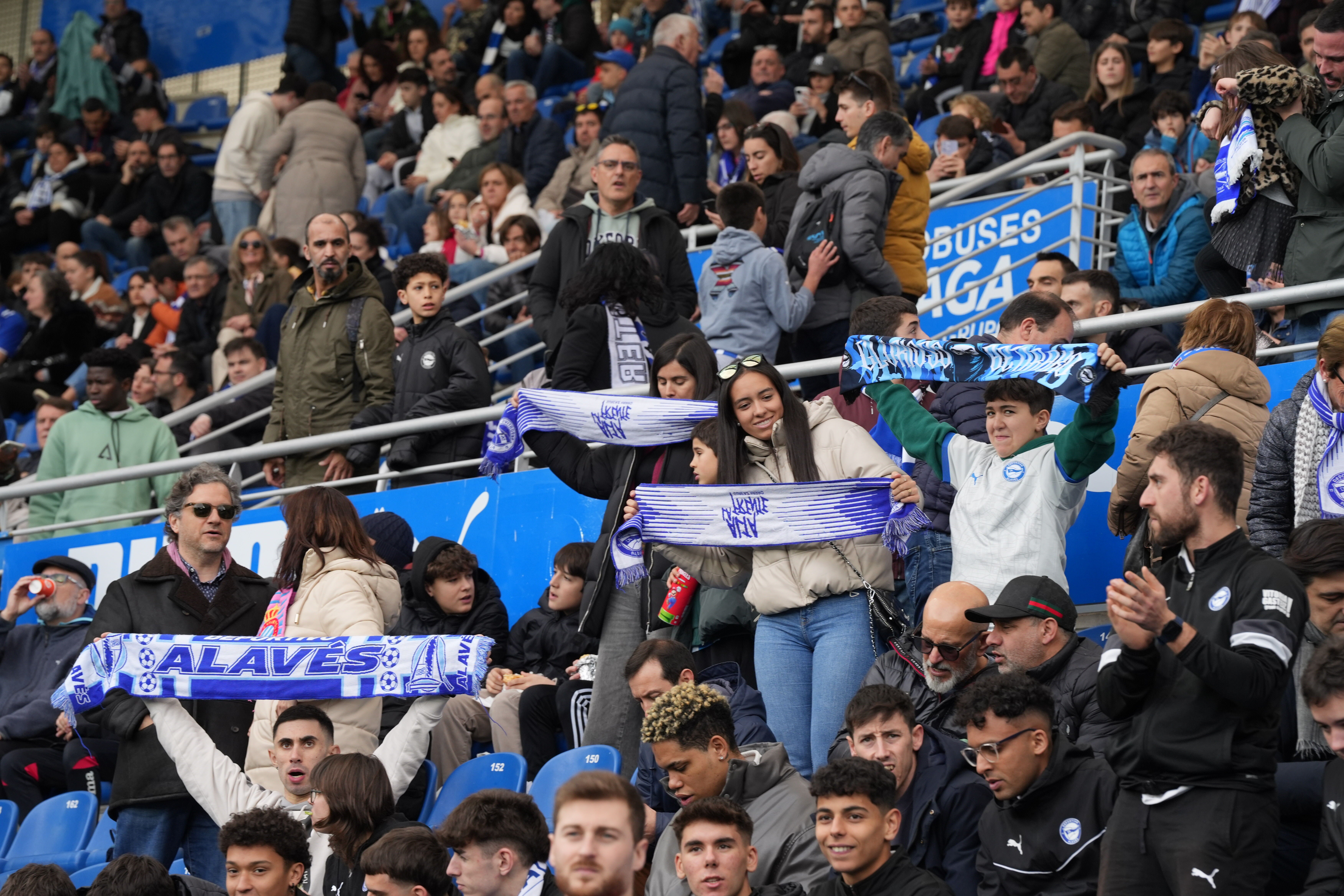 El Alavés repartirá 20.000 bufandas para convertir Mendizorroza en una caldera ante el Villarreal