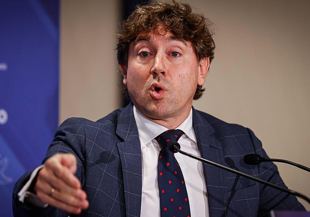 El secretario general del PSE-EE, Eneko Andueza, en una conferencia en el foro Nueva Economía.