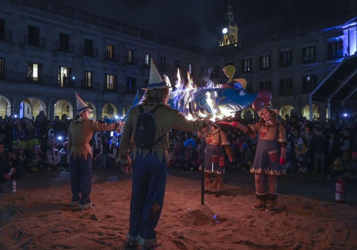 La quema de la sardina pone fin al Carnaval en Vitoria