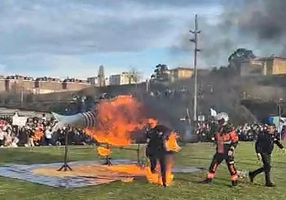 Captura del vídeo donde se ve cómo las llamas rodean a Arias durante la quema de la sardina.