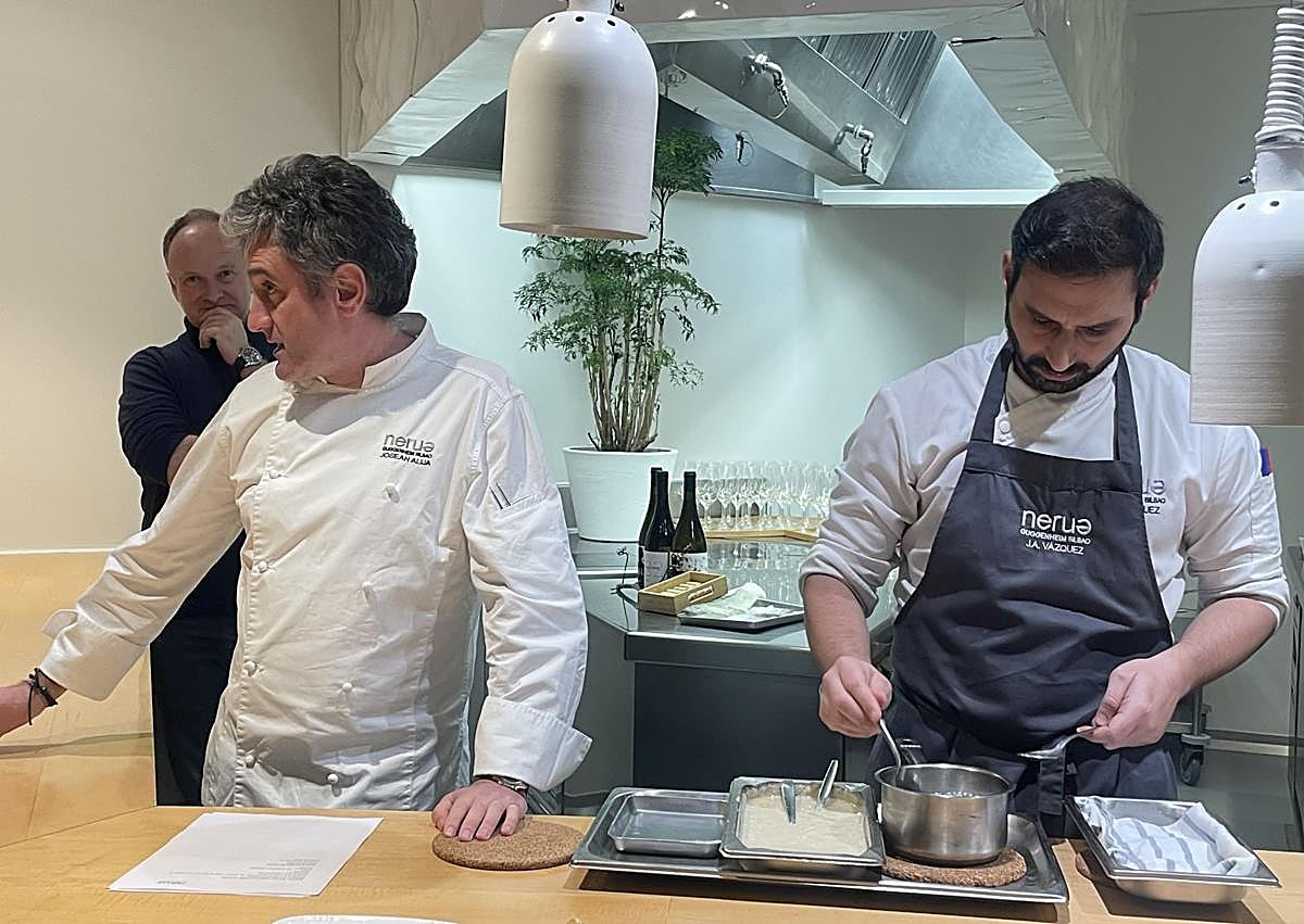 Imagen secundaria 1 - Joserra Calvo, enólogo de la bodega Gorka Izaguirre, y Josean Alija con el plato de cebolla, bacalao y pilpil de pimiento verde. Josean Alija en la cocina de NeruaGuggenheim con su segundo Toño Vázque. Cebolla blanca, fondo de bacalao y pimiento verde.