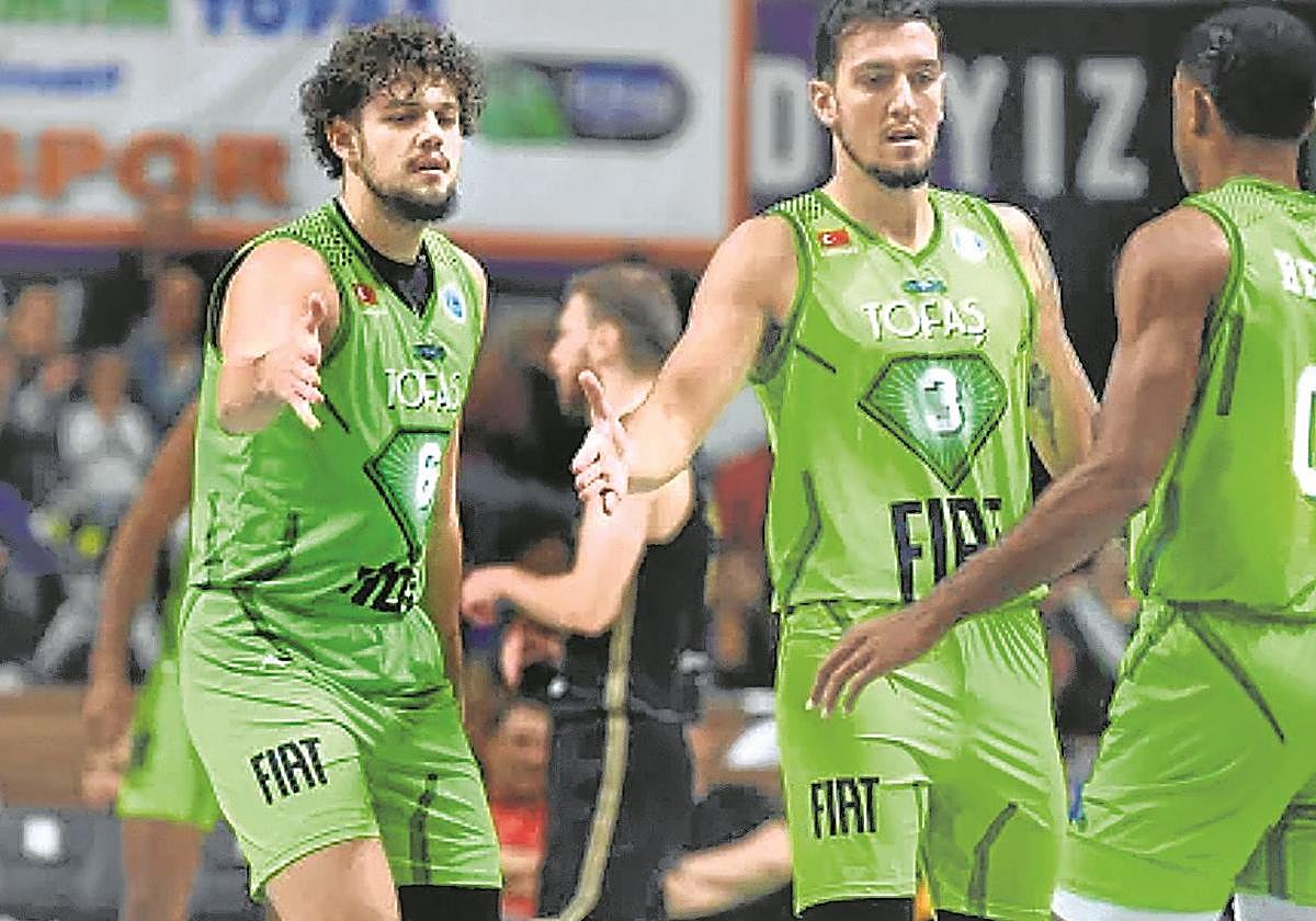 Uros Trifunovic, primero por la izquierda, es un jugador importante en el esquema del Tofas.