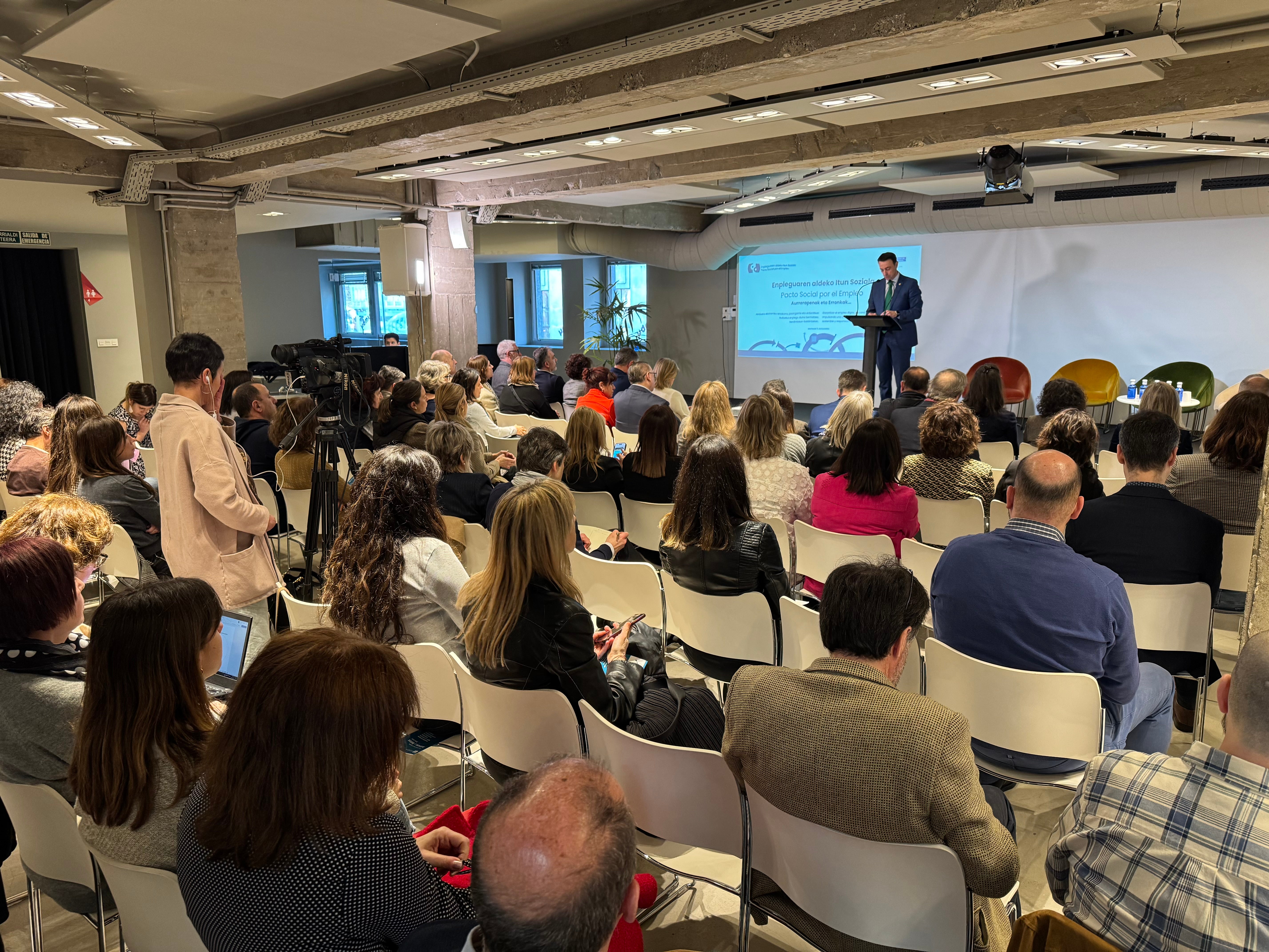 Mikel Torres ha abierto en Bilbao el acto para poner en valor el trabajo desarrollado dentro del Pacto Social por el Empleo.