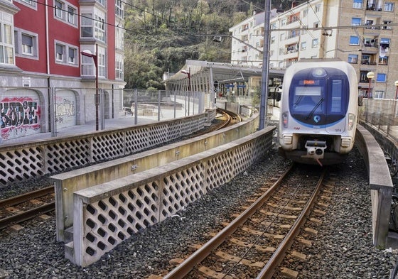 Una unidad de Euskotren a su paso por la estación de Ermua.