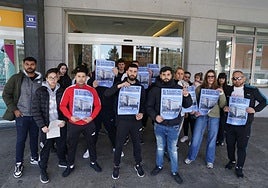 Los vecinos y miembros del sindicato Batu, ante el Ayuntamiento.