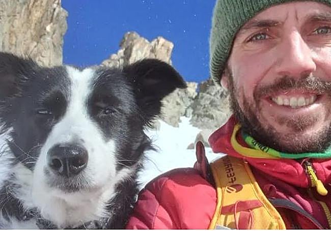 Mikel Lorente junto a su perro Egin.