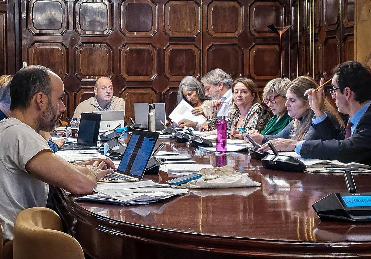El concejal de Hacienda, Inaxio Uriarte, en el centro de la mesa en una comisión de Hacienda pasada.