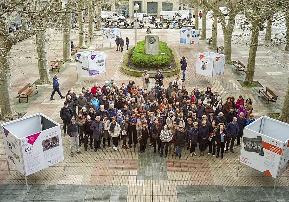 Alumnos y profesores posan frente a la entrada.