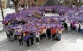 Escolares de Gernika alzan sus pañuelos en una celebración anterior del 8 M.