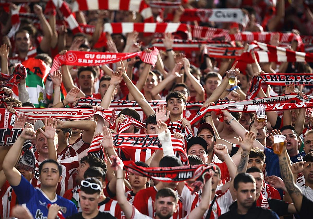 Hinchas del Athletic en Olímpico de Roma en septiembre.