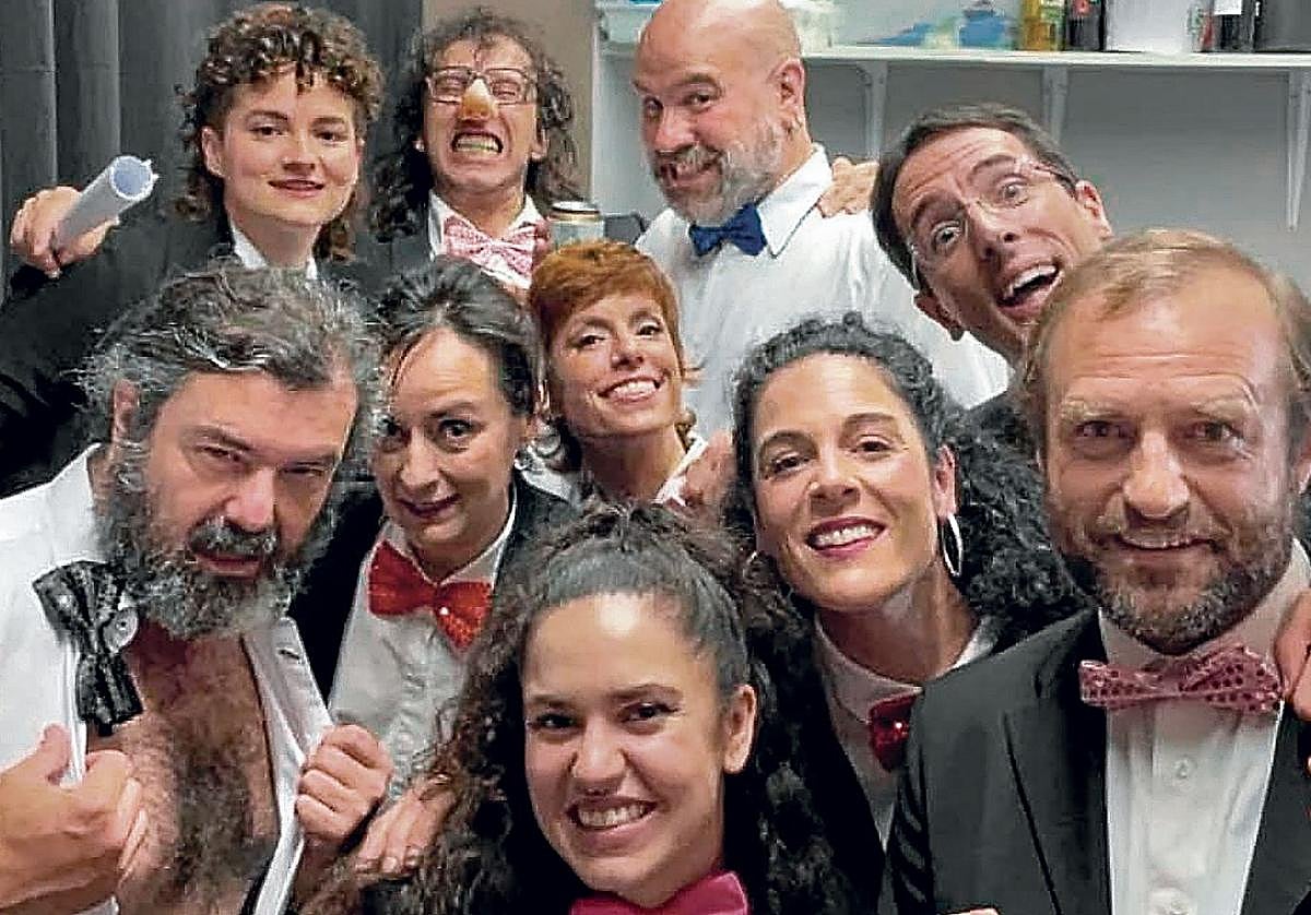 Soledad Carril, Leire Orbe, Eneritz García, Sara Barroeta, Alfonso Díez, Braulio Cortés y Chema Trujillo, los siete integrantes de Arimaktore, junto a su colaborador Josu Angulo; Unai García (El mago Altrius), y Aiara Sanz, una anterior becaria de esta formación.