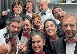 Soledad Carril, Leire Orbe, Eneritz García, Sara Barroeta, Alfonso Díez, Braulio Cortés y Chema Trujillo, los siete integrantes de Arimaktore, junto a su colaborador Josu Angulo; Unai García (El mago Altrius), y Aiara Sanz, una anterior becaria de esta formación.