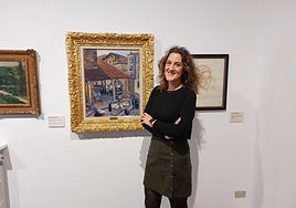 La responsable cultural, en una de las salas del interior del Museo, junto a un cuadro de Darío de Regoyos.