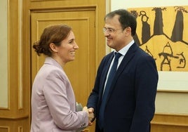 El consejero Martínez y la ministra García, este jueves al término de su reunión en Madrid.