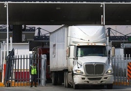 Un camión de carga en el cruce fronterizo entre El Paso en Estados Unidos y Ciudad Juárez en México.