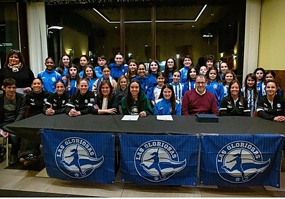 Integrantes de 'Las Gloriosas' posan con las jugadoras en su presentación.