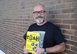 Guillermo Iraola posa con su libro '(Casi) todo lo que sé del TDAH'.