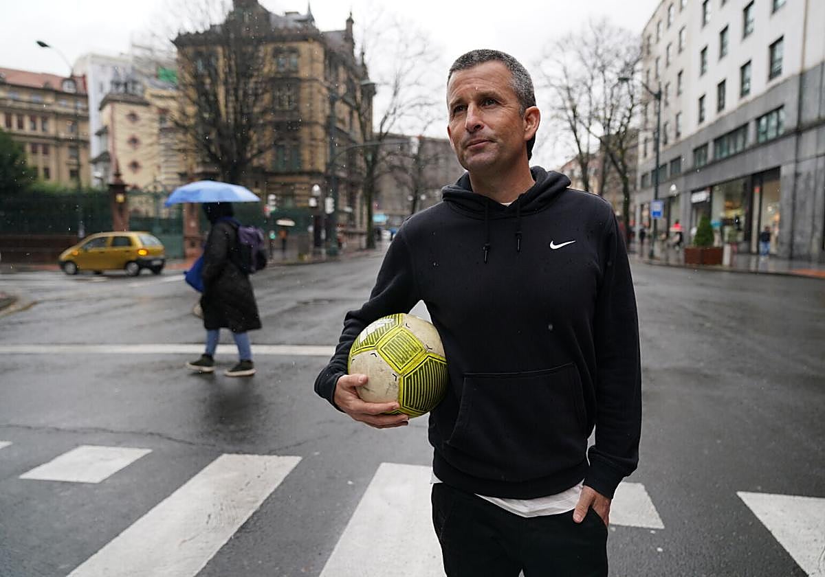 Igor Oca en plena Gran Vía de Bilbao, posando para un reportaje publicado hace unos meses por este periódico.