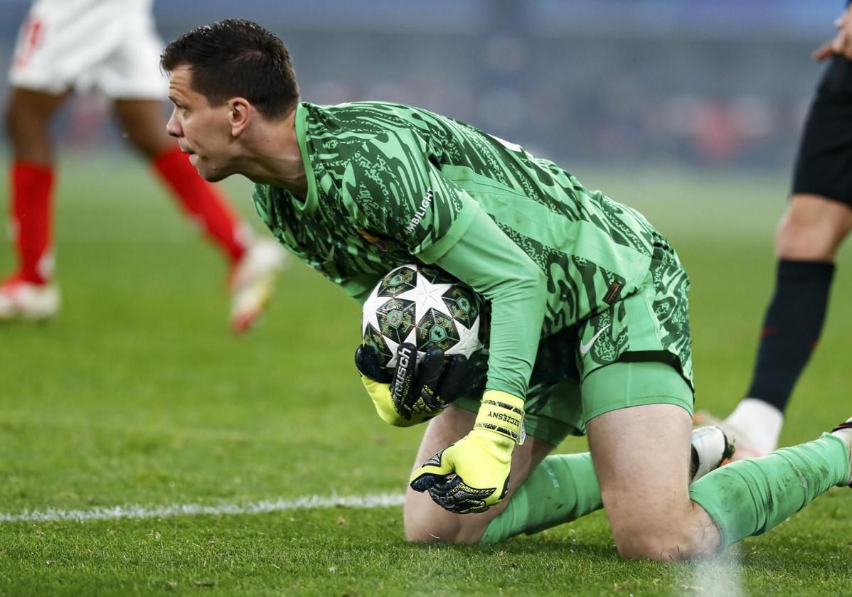 El cambio de vida del fumador Szczesny, el portero que estaba retirado en Marbella y ahora es el 'héroe' del Barça