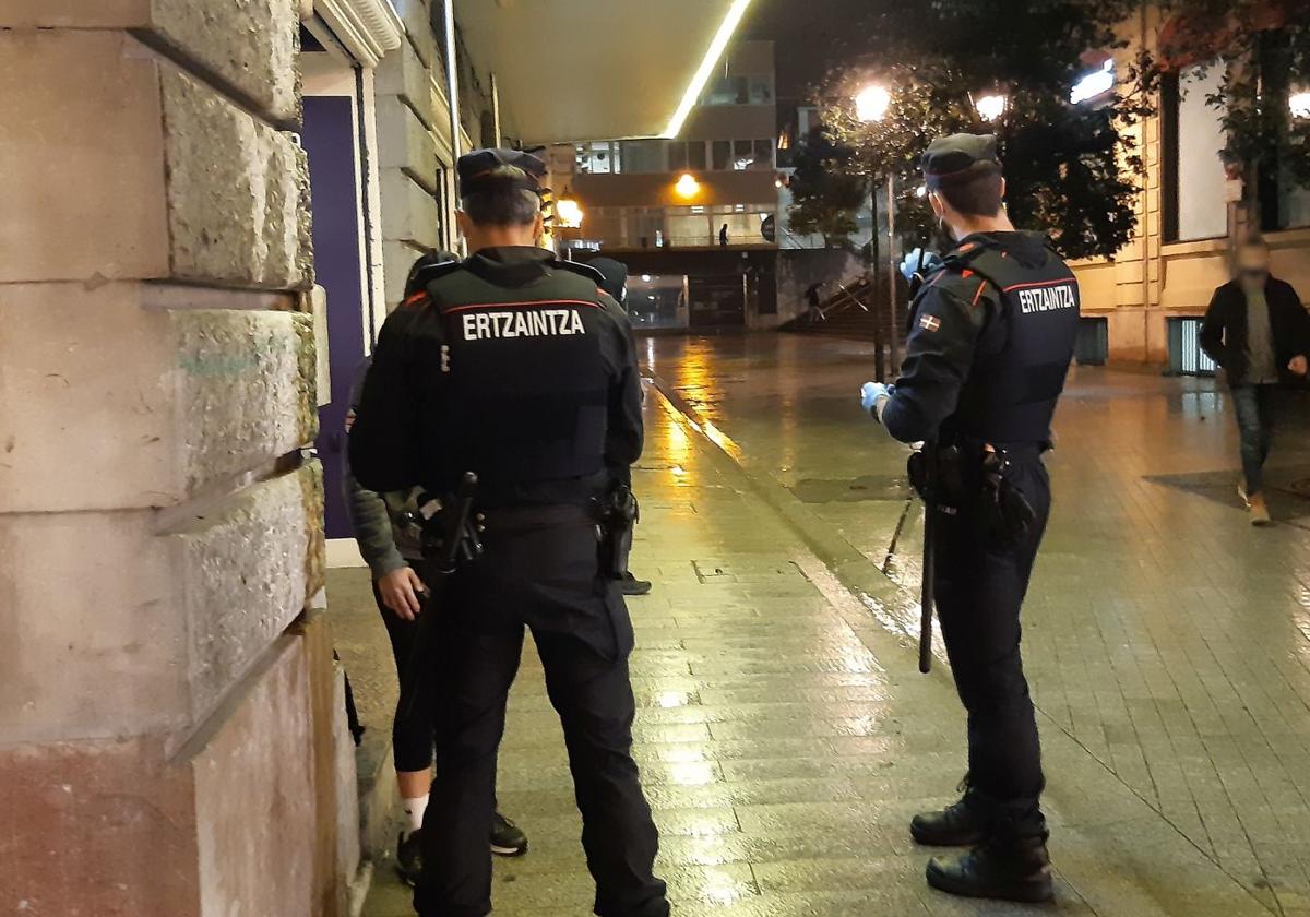 Roban en una barbería en Barakaldo y les pillan con la caja registradora en la mano
