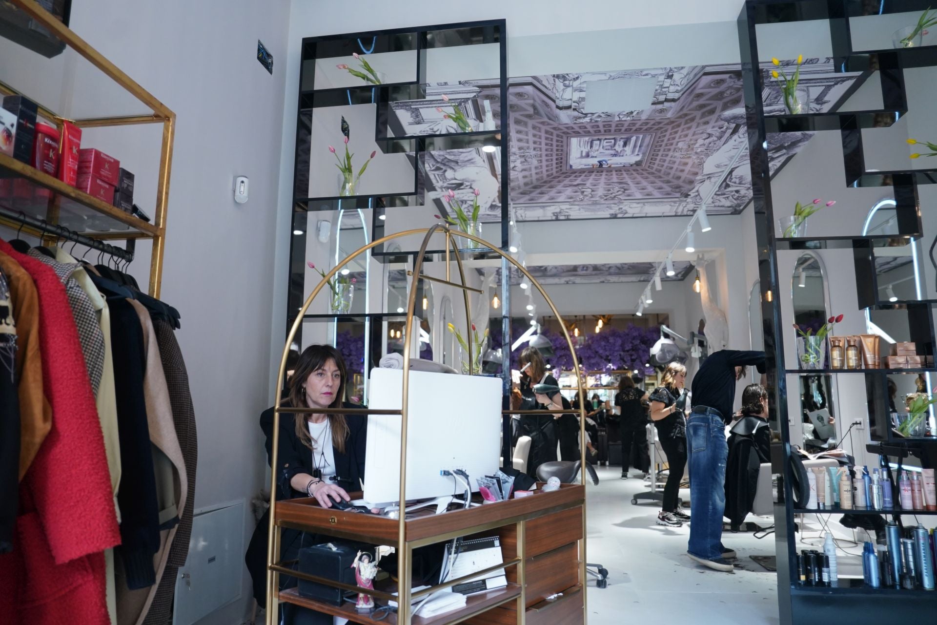 La nueva peluquería de Bilbao llena de arte: techos pintados por Ignacio Goitia... ¡y jirafas saliendo de las paredes!