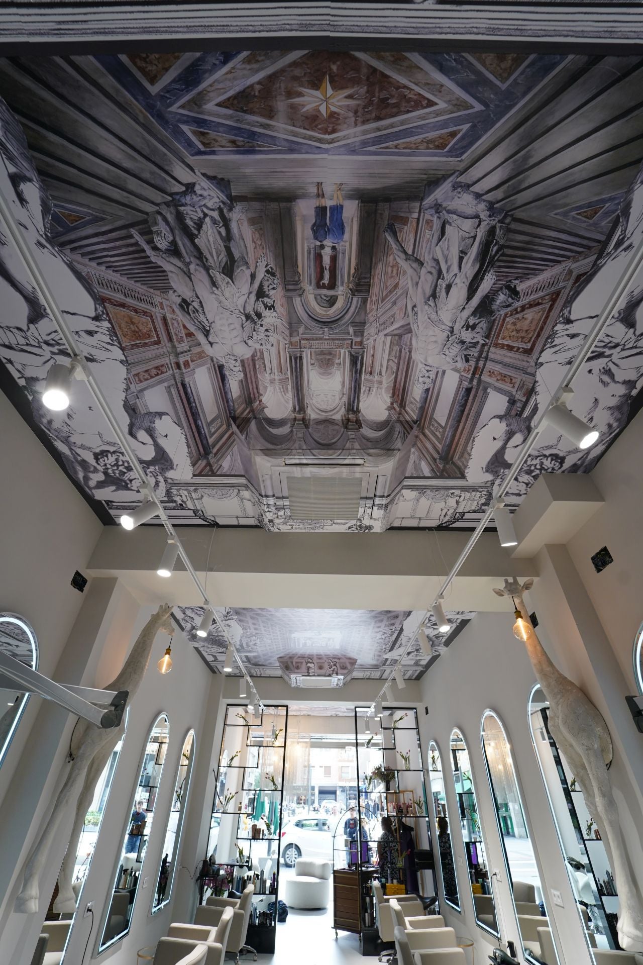 La nueva peluquería de Bilbao llena de arte: techos pintados por Ignacio Goitia... ¡y jirafas saliendo de las paredes!