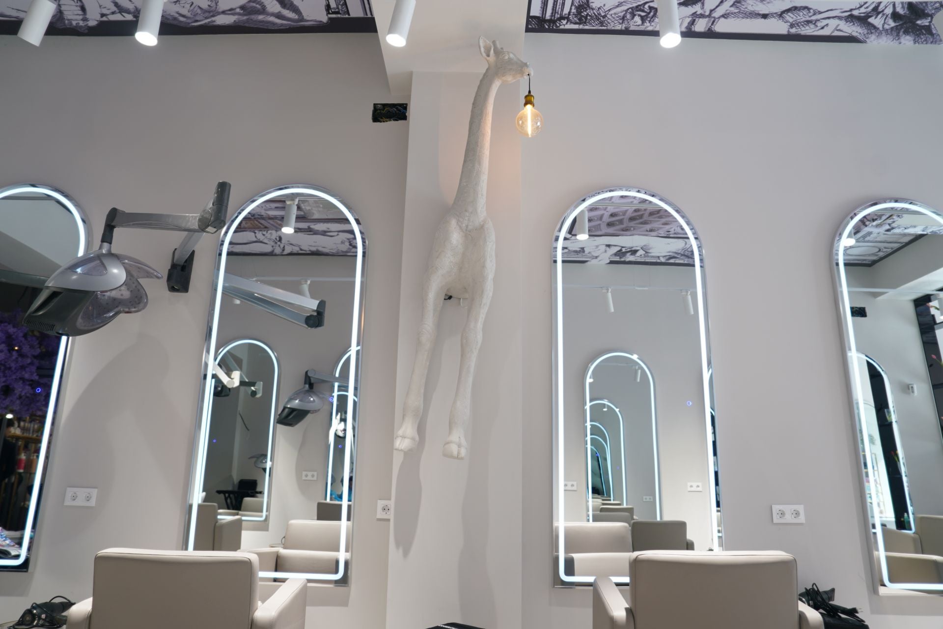 La nueva peluquería de Bilbao llena de arte: techos pintados por Ignacio Goitia... ¡y jirafas saliendo de las paredes!
