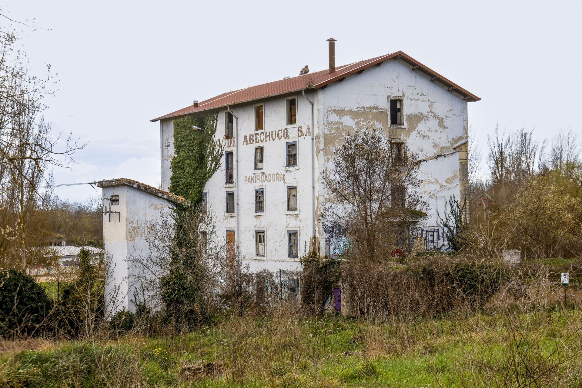 La vieja panificadora se cerró en 2003, desde entonces ha sido víctima de saqueos y riadas del Zadorra.