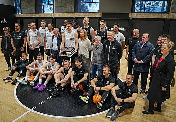 Fotografía de jugadores, técnicos y directivos del Surne con la tarta de cumpleaños.
