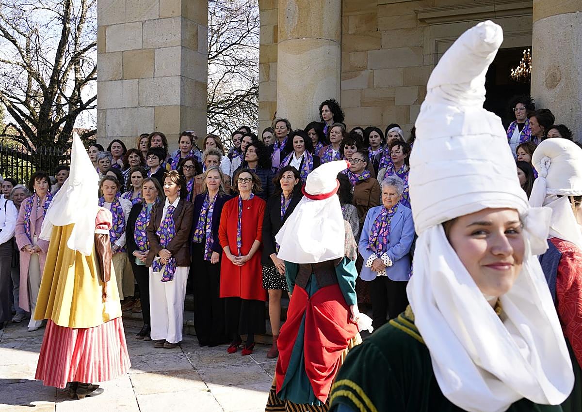 Imagen secundaria 1 - Tres momentos del acto.