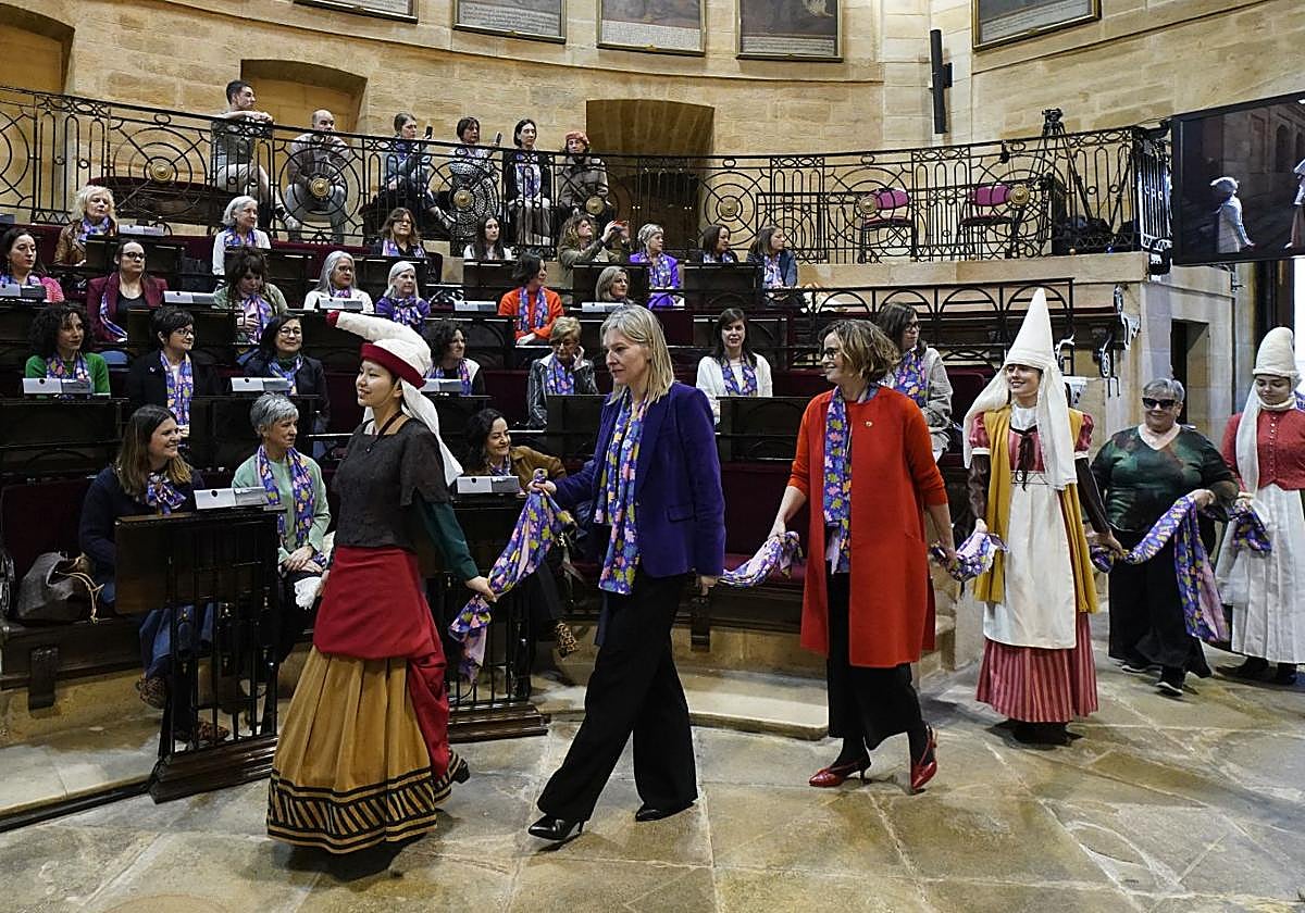 Ana Otadui, Elixabete Etxanobe y Kristina Mardaras encabezan la entrada a la cámara, junto a las dantzaris de Beti Jai Alai.
