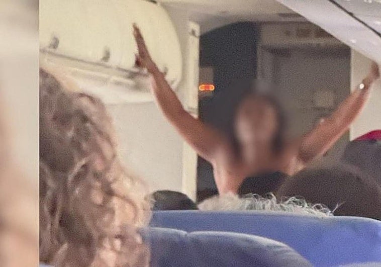 Una mujer se desnuda en un vuelo y corre por el pasillo durante 25 minutos