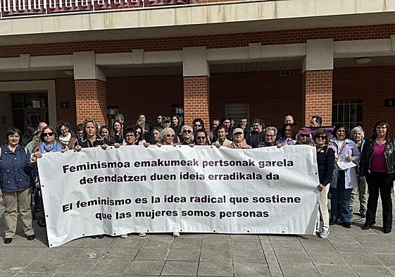 La Mancomunidad de Uribe Kosta organizó una concentración en Sopela con motivo del 8M para reivindicar la igualdad de género.