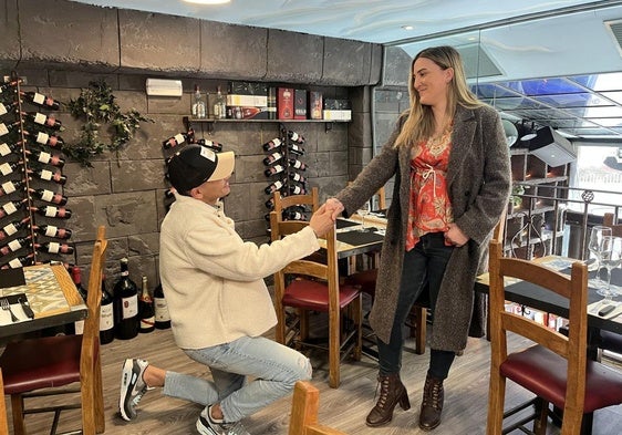 Ahmed recrea la pedida de mano a su pareja Cristina en el restaurante El Árbol, donde él trabaja.
